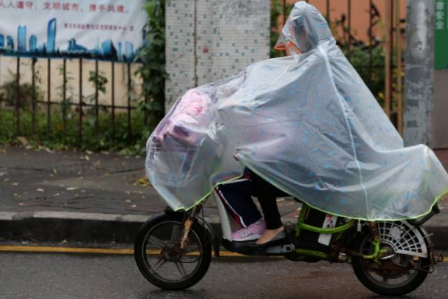 深圳家长骑电动车送小孩不戴头盔将通报给学校!交警开展行动