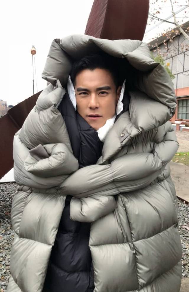 不愧是"国民男神",彭于晏穿羽绒服只露出脸,依然帅气逼人!