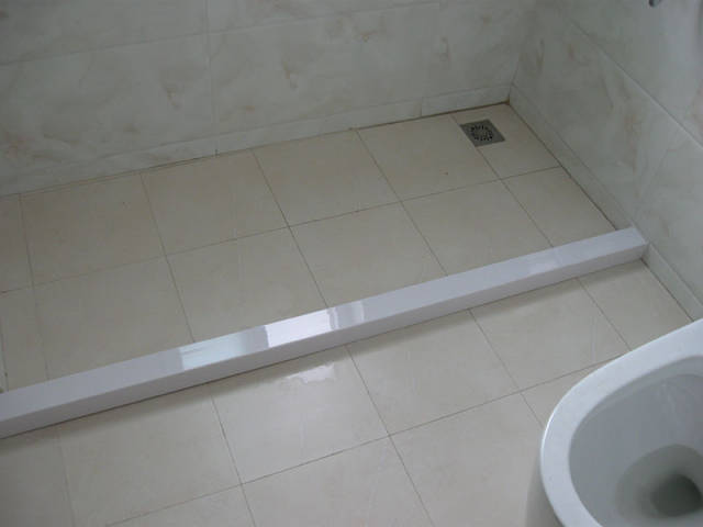 常规的安装方法,卫生间的墙砖地砖正常贴好之后,把基石直接在原卫生间