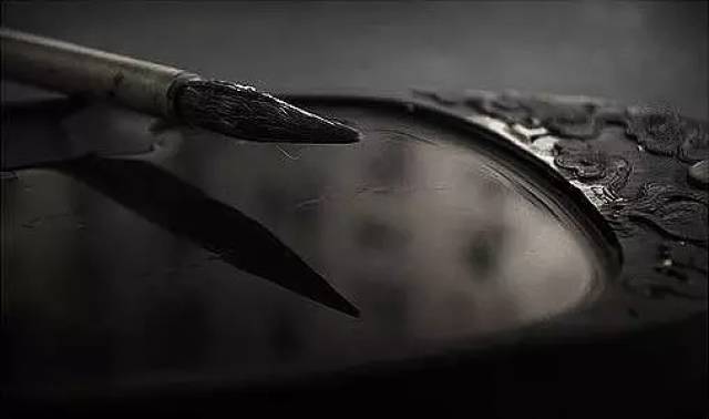 流动的笔法,行书运笔虽比草书慢,但比楷书要快,而且具有强烈的节奏感