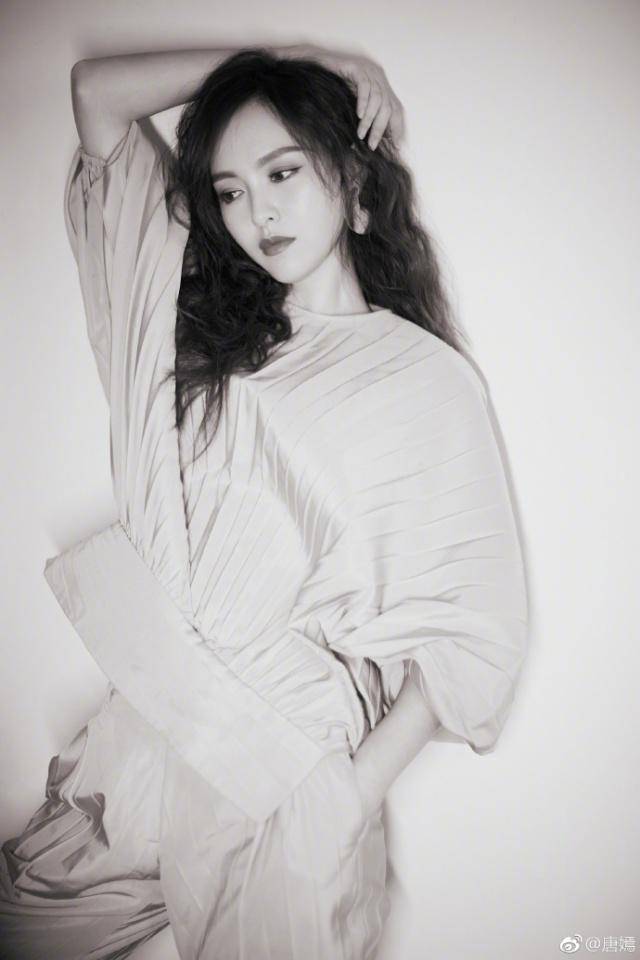 36岁的唐嫣最近换了大波浪卷发造型,颇有淑女范儿.