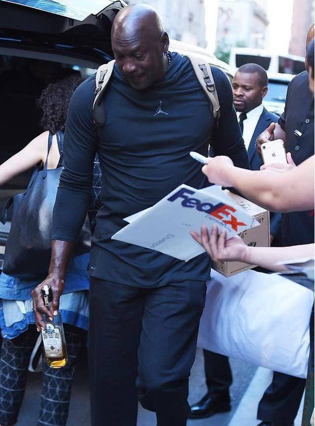 退役后科比不再像球员时期那样训练了,饮食也有改变,现在身体有点发福