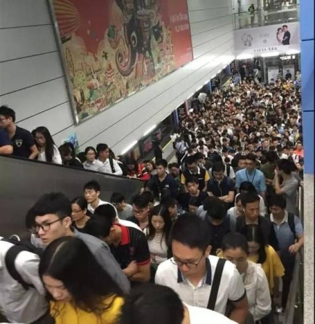 深圳最拥挤的地铁线路早高峰从头挤到尾网友都不淡定了
