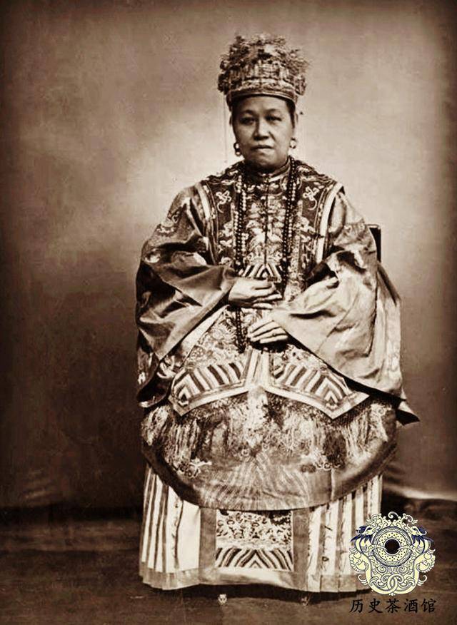 清末诰命夫人老照片穿着官服头戴金冠打扮精致美艳