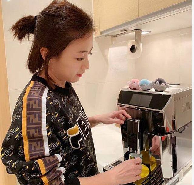 力挺还是寒掺人?甘比晒某品牌所送化妆品,代言