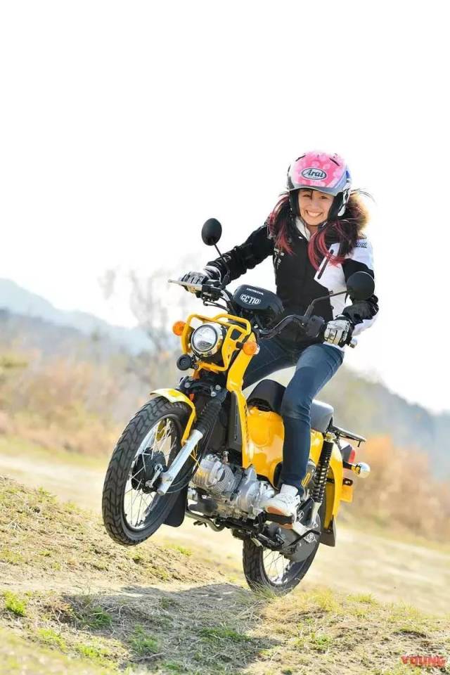 美女赛车手 摩旅试驾本田cb125r