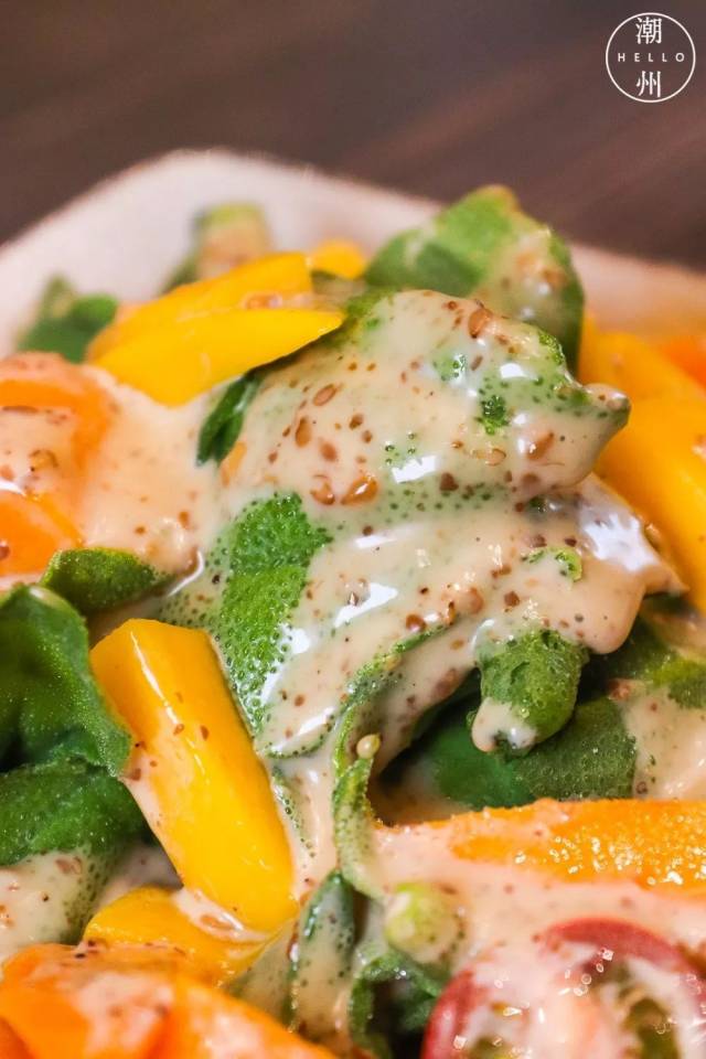 嫩绿的冰草搭配各种水果 整盘沙拉看起来非常colorful 新鲜清爽,适合