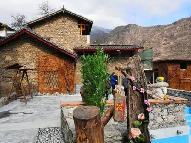 图为康定市麦崩乡鱼通官寨1号院 航拍四川发布的康定市色龙村视频