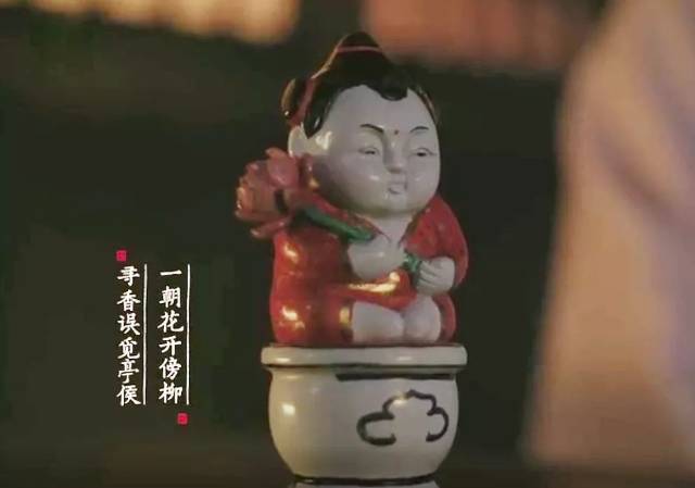 仔细看这个小娃娃,是一个童子手持莲花,陶瓷质地,装饰颜色以红,绿两种