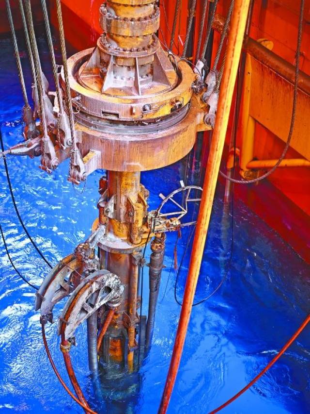 里贝拉项目正在作业中的钻井隔水导管