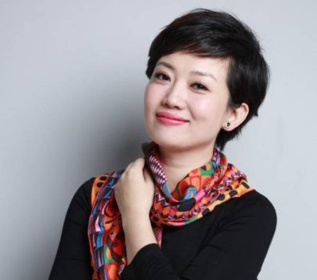 央视8位美女主持人,朱迅垫底,董卿才第三,第一美到骨子里!