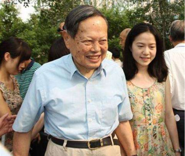 97岁杨振林和43岁翁帆牵手照曝光,网友:又