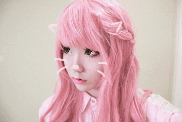 即使一头粉色头发,也跳脱出了甜美少女的感觉