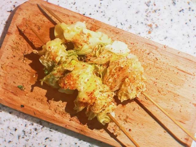 在油里过一遍,然后轻轻的把多余的油滤出,出锅~ |好吃炸菜卷