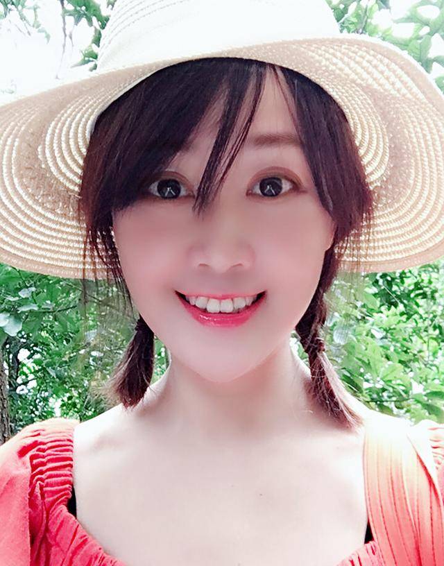 49岁梁小冰近照因参演少年梁祝成名时隔多年颜值更胜以往