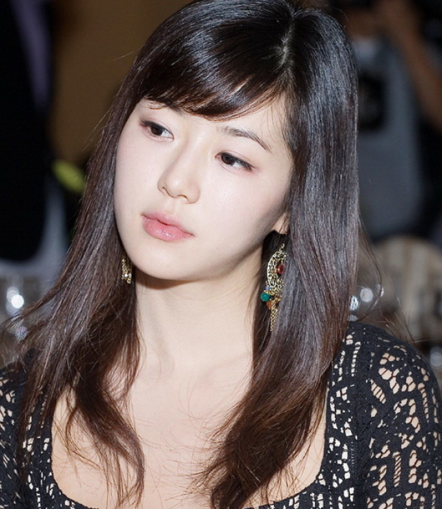 韩媒体:当红女星朴寒星被老公偷拍"视频",并且和众人分享