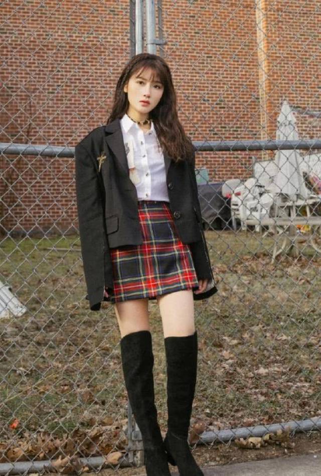 陈意涵的腿也太细了吧竟然能把膝盖挤进靴子里面一般人做不到