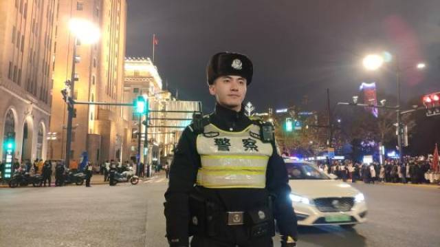 帅气民警走红抖音 有英语专八证在外滩当全科警察