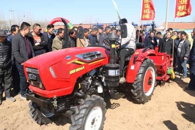 悍沃拖拉机,春天里的多面手