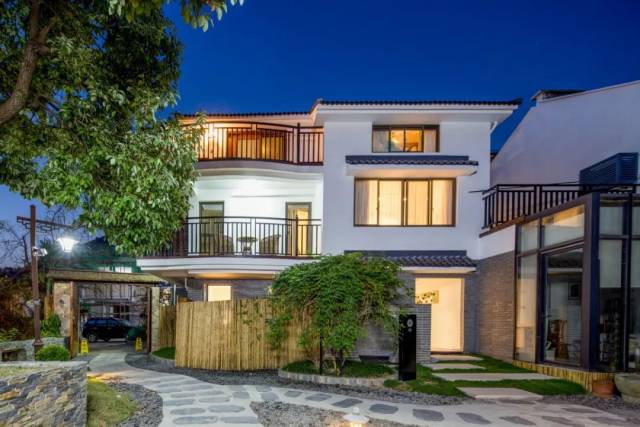 踏春赏花走起~带上汉服来这座半山腰的小别墅拍抖音,一不小心就火啦!