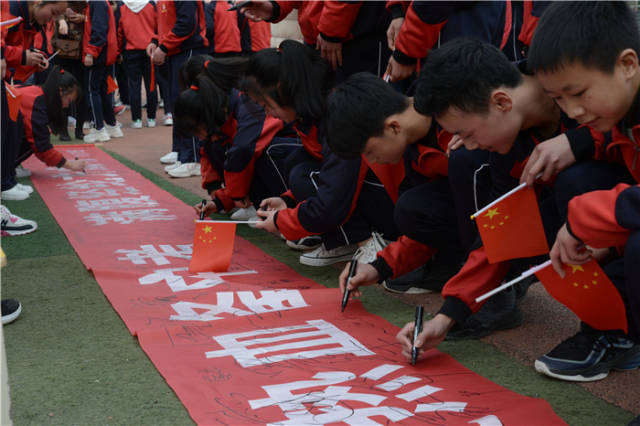 龙里县民族完全中学举行百日誓师大会
