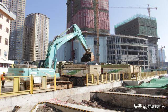 昆明地铁5号线白云路站基坑开挖,全线已有3个车站主体结构封顶
