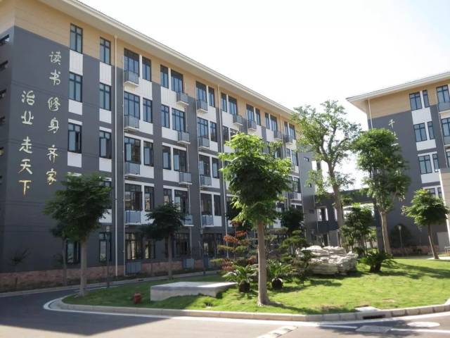 地点:上外松外学校小学部(梅家浜路1701号)