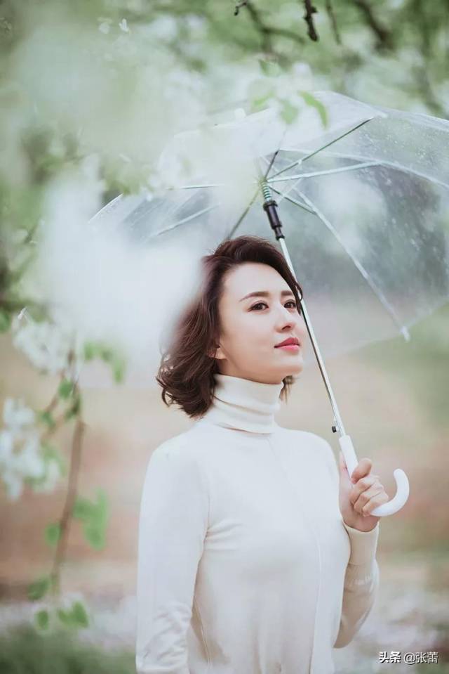 39岁央视主持人张蕾晒美照嫁富豪老公现在比女明星还美