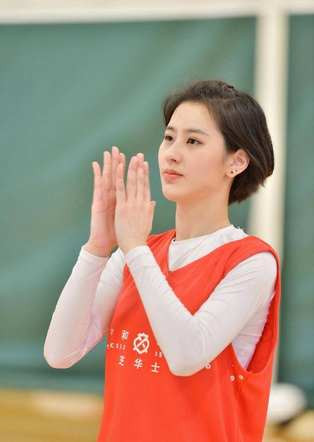 内地3个美女裁判,一个是体操女神,一个曾惊艳林书豪