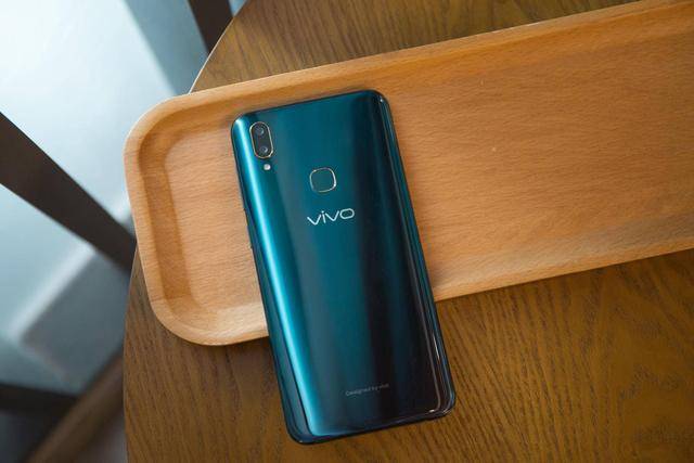 比如小米9,三星s10,还有即将发布的华为p30,oppo reno等等,都让人有些