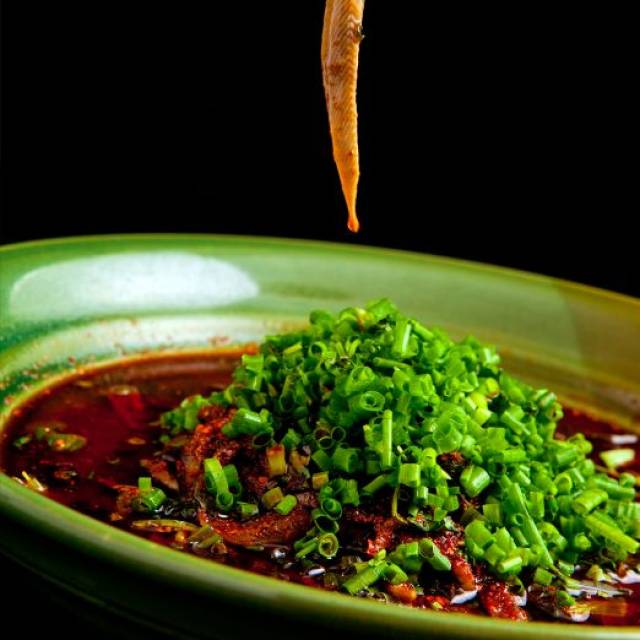 鳝丝肉质细嫩,麻辣鲜香 在峨眉,又以临江鳝丝最为著名