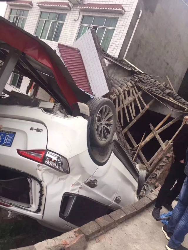 二垭子车祸视频曝光,失控飞车,路边2人与死神擦肩而过!