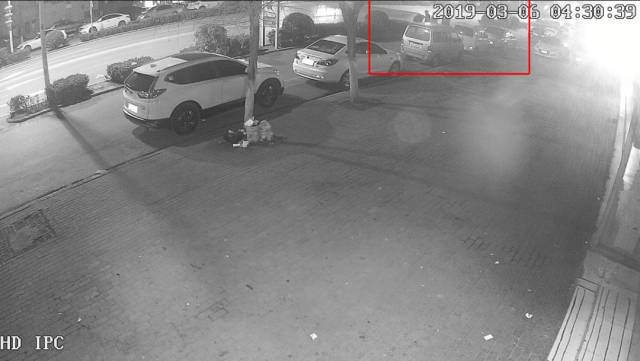 3月6日凌晨监控画面,红色标识区域为打人抢劫现场拍下画面.