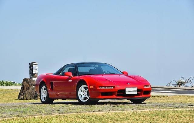 本田超跑nsx一,二代相遇,这次改款来得晚一些相差25年