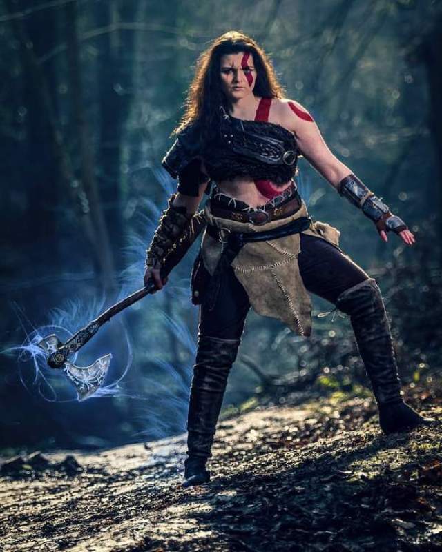 英国妹子性转cos《战神4》奎爷 肉感十足,霸气爆棚_手机搜狐网