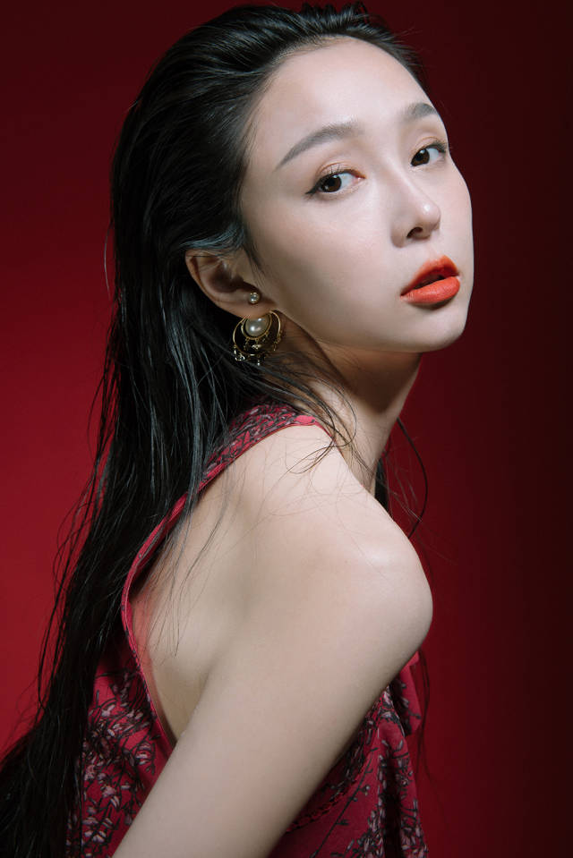 邱诗媛微博晒美照红裙卷发复古气质尽显