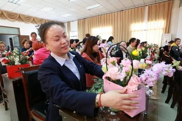 集团公司开展"三八欢乐周"女职工插花diy活动