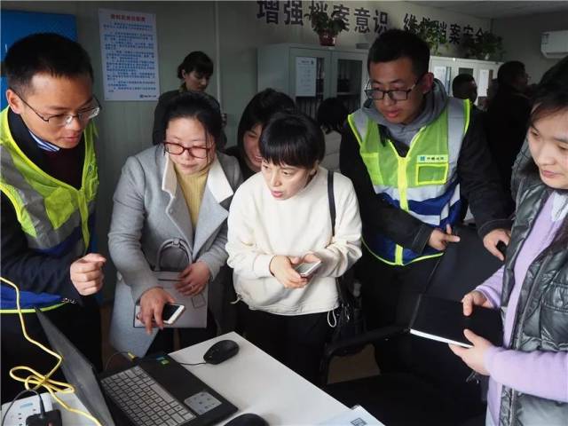 在总包资料室,资料员康梦华详细介绍了项目资料管理工作,常用表单制作