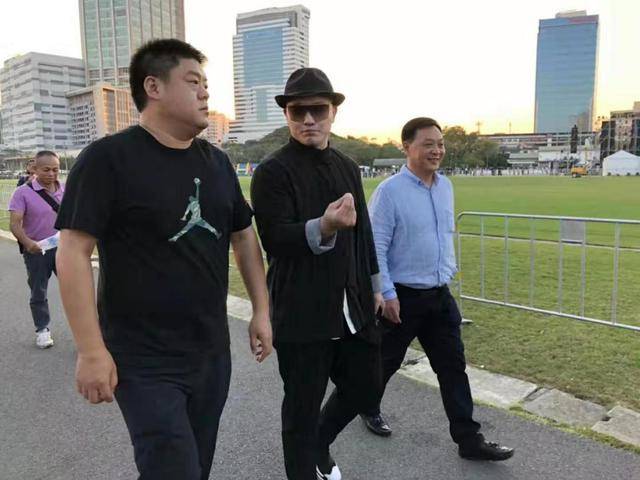 云顶精英会创始人黄永航先生(左一)与一龙出席泰国皇家陆军司令部举办