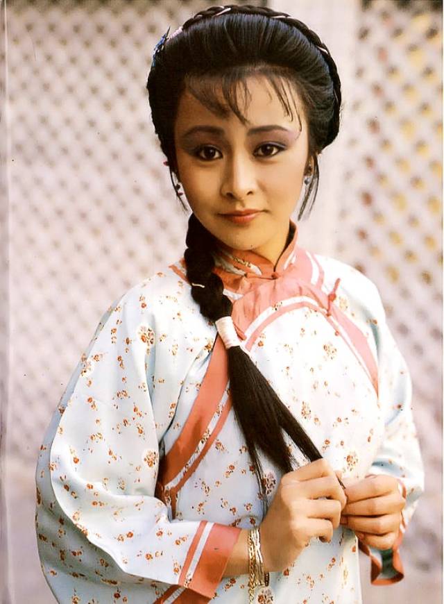 tvb喜剧《贼公阿牛》,黄日华不当大侠当山贼,与黎美娴占山为王