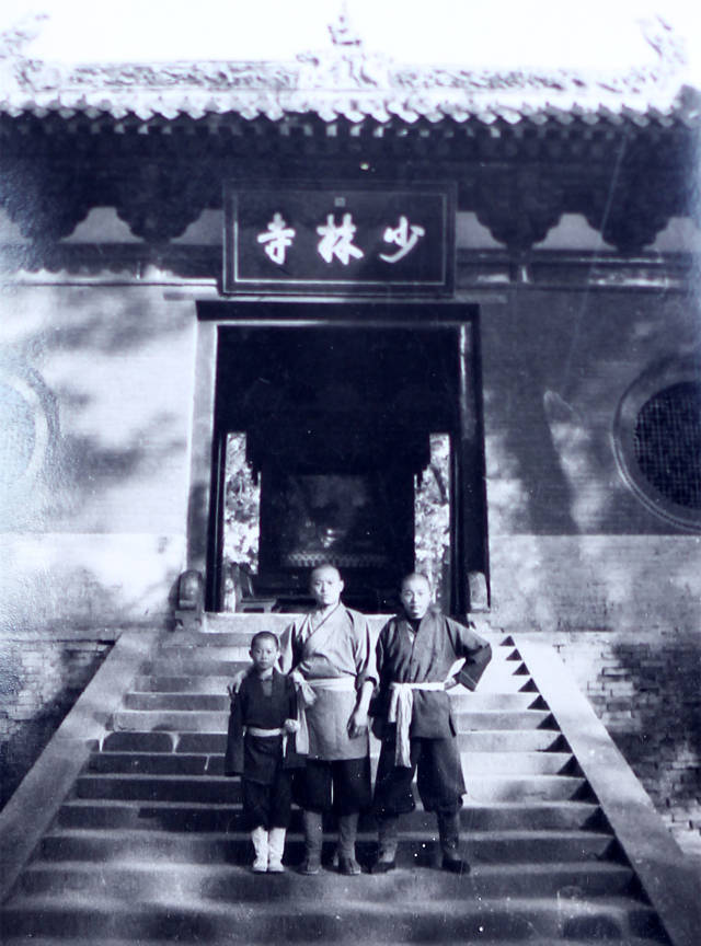 师弟合影释永帝少小离开老家河南郸城,投身少林寺,拜于释行正大师门下