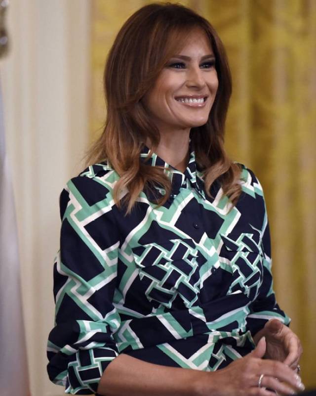 梅拉尼娅穿薄荷绿格纹衬衫裙清新高级,但第一夫人穿紧身裙更惊艳