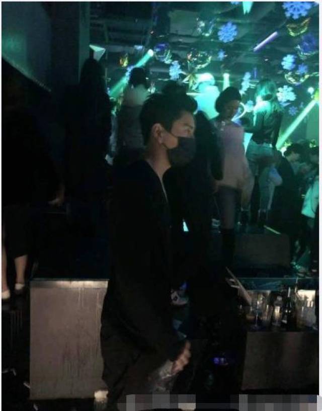 陈柏霖柯震东被曝1月曾现身胜利酒吧和美女合照