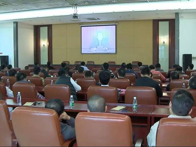 副县长黄书香等领导参加了收听收看活动.