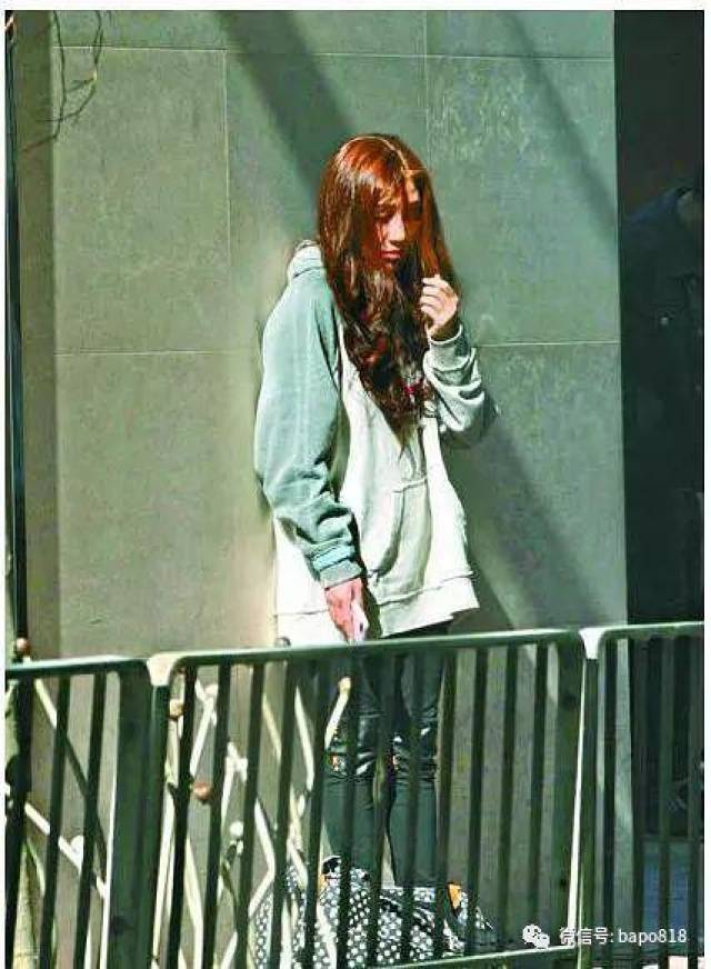 只是和林爱儿分手后,何超盈居然在闹市搞出了疑似吸毒状态迷幻的形排