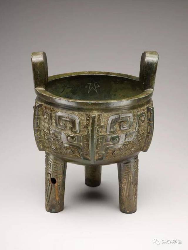 早期青铜器上的兽面纹和爬行龙纹的形象,渊源可以追溯到荒古的时代