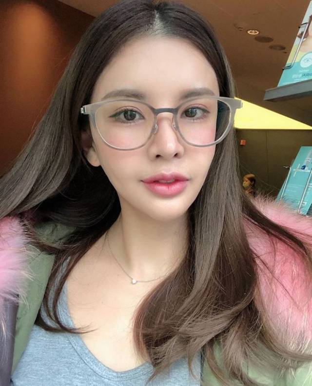 18岁土肥圆豪掷800万全身整形鼻子6次大整假体直接穿出