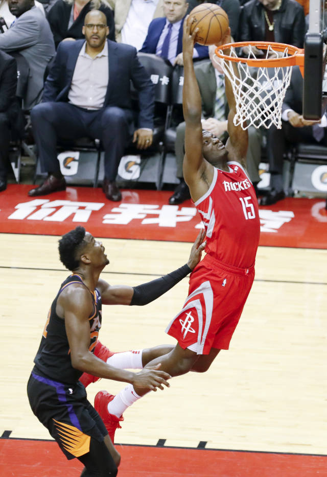 3月15日,火箭队球员卡佩拉(右)在比赛中扣篮.