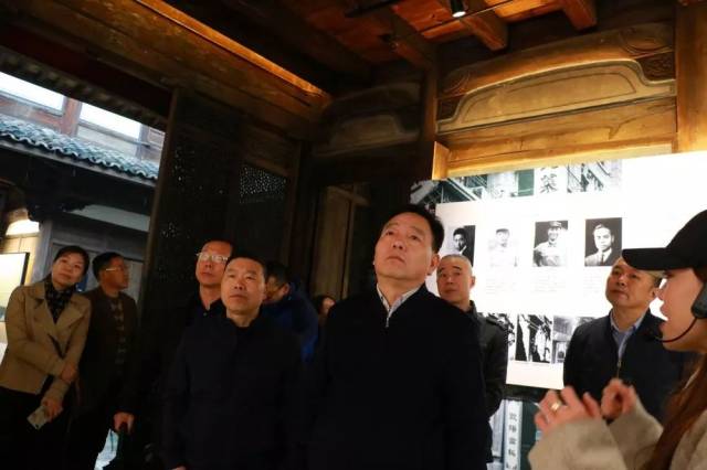 在走访中,徐祖德与村民亲切交谈,听民声,问