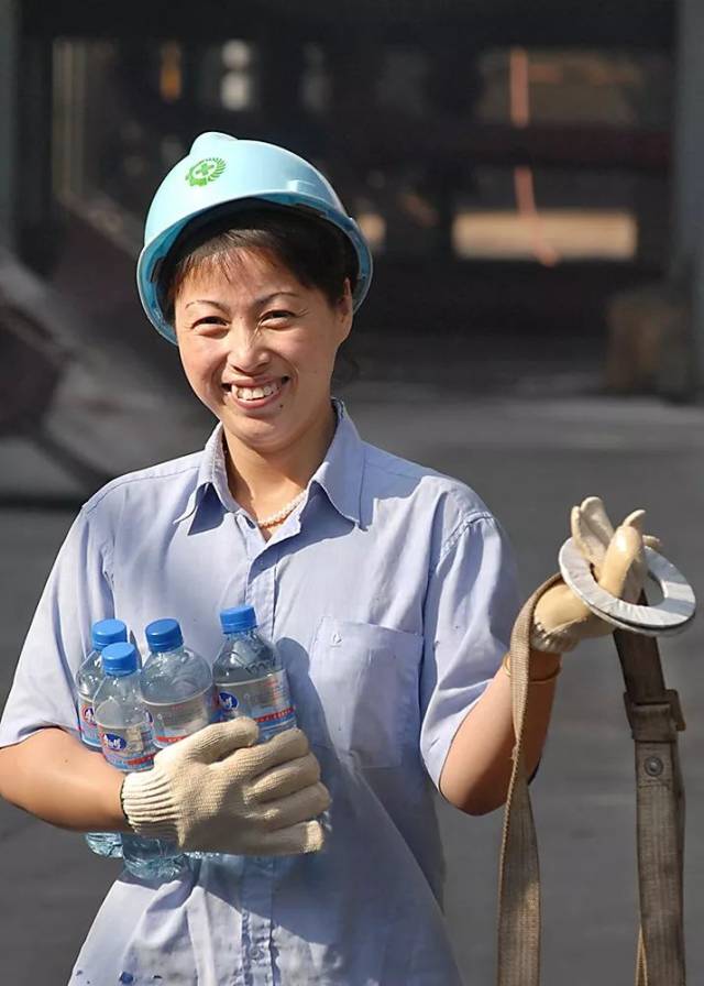 获得天津市劳动模范的天化职工在电视台准备录制"五一"特别节目.
